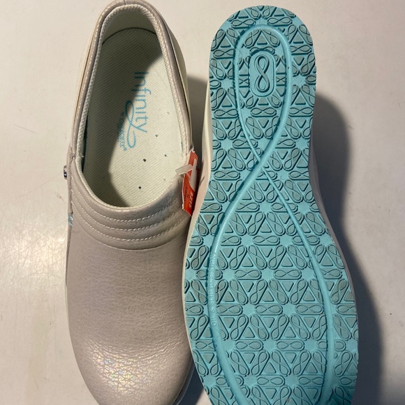 Infinity by Cherokee taupe metallic  color work clogs size 9 NWT - Picture 5 of 7